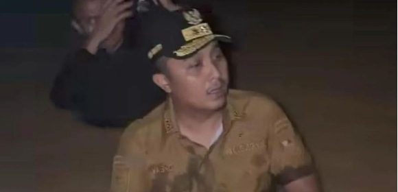 Aksi Vasko Ruseimy di tengah banjir Padang, berendam langsung bantu warga terdampak