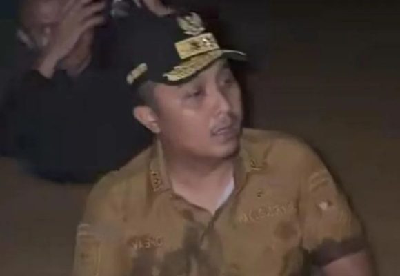 WEBSITE - 2026-08-04T113655.239 Aksi Vasko Ruseimy di tengah banjir Padang, berendam langsung bantu warga terdampak
