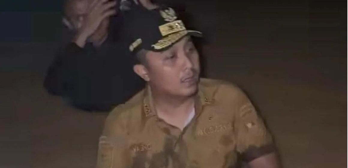WEBSITE - 2026-08-04T113655.239 Aksi Vasko Ruseimy di tengah banjir Padang, berendam langsung bantu warga terdampak