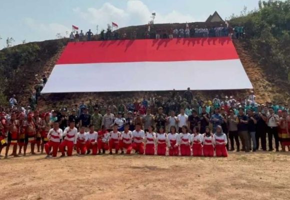 WEBSITE - 2026-08-11T133118.308 3.000 bendera berkibar di perbatasan sebagai simbol kedaulatan