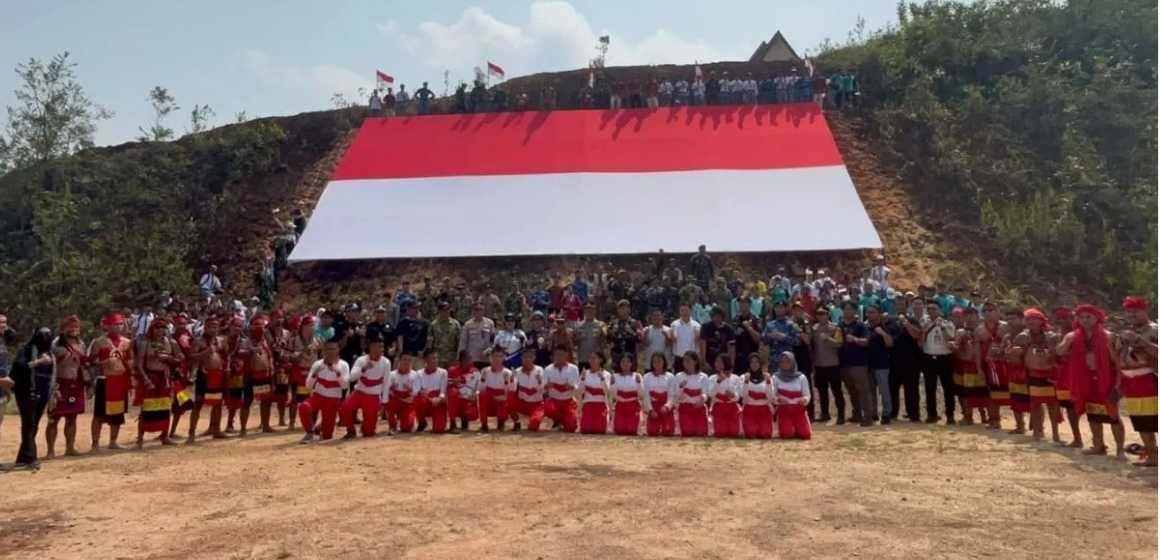 WEBSITE - 2026-08-11T133118.308 3.000 bendera berkibar di perbatasan sebagai simbol kedaulatan
