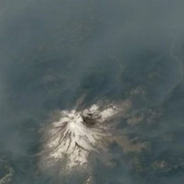 WEBSITE - 2026-08-18T114517.646 ISS Rekam Asap Kebakaran Hutan Selimuti Gunung Berapi Pasifik Barat Laut