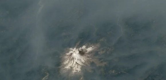 ISS Rekam Asap Kebakaran Hutan Selimuti Gunung Berapi Pasifik Barat Laut