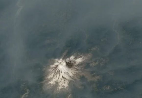 WEBSITE - 2026-08-18T114517.646 ISS Rekam Asap Kebakaran Hutan Selimuti Gunung Berapi Pasifik Barat Laut