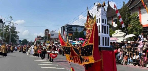 Pawai Alegoris HUT Ke-81 Kemerdekaan RI Ke-81 di Bukittinggi meriah