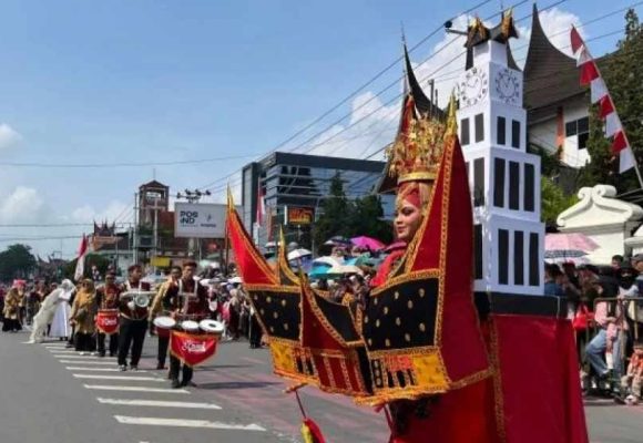 WEBSITE - 2026-08-18T120821.503 Pawai Alegoris HUT Ke-81 Kemerdekaan RI Ke-81 di Bukittinggi meriah