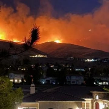 WEBSITE (7) Kebakaran Hutan ‘Hawk Fire’ Terjang Reno Nevada, 90 Ribu Warga Diimbau Mengungsi
