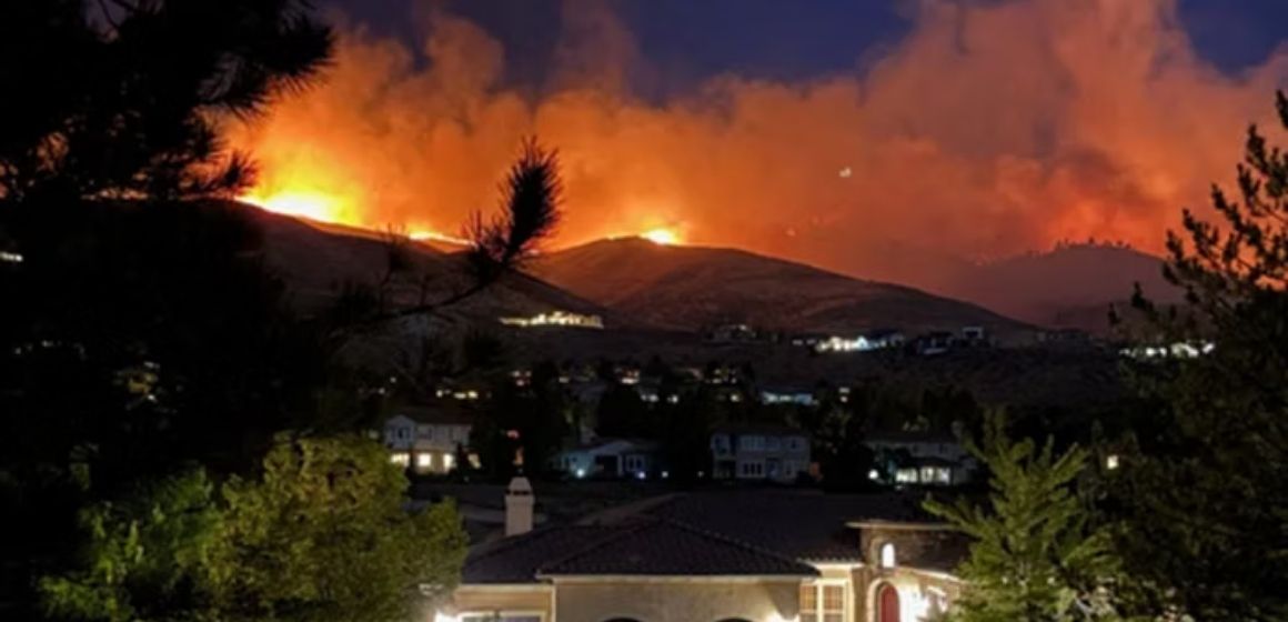 WEBSITE (7) Kebakaran Hutan ‘Hawk Fire’ Terjang Reno Nevada, 90 Ribu Warga Diimbau Mengungsi
