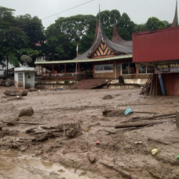 WEBSITE (1) Banjir bandang rusak perkantoran bupati dan rumah warga di Solok