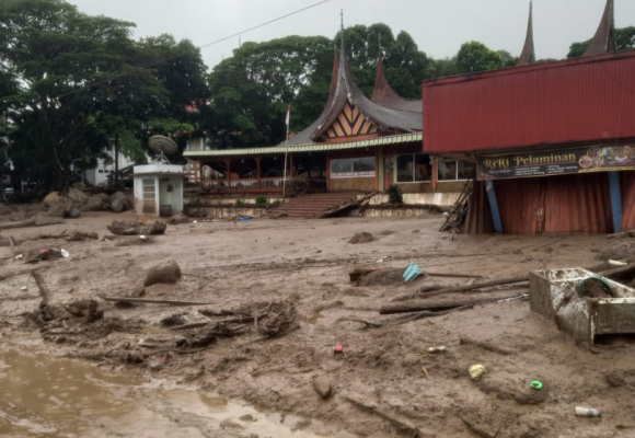 WEBSITE (1) Banjir bandang rusak perkantoran bupati dan rumah warga di Solok