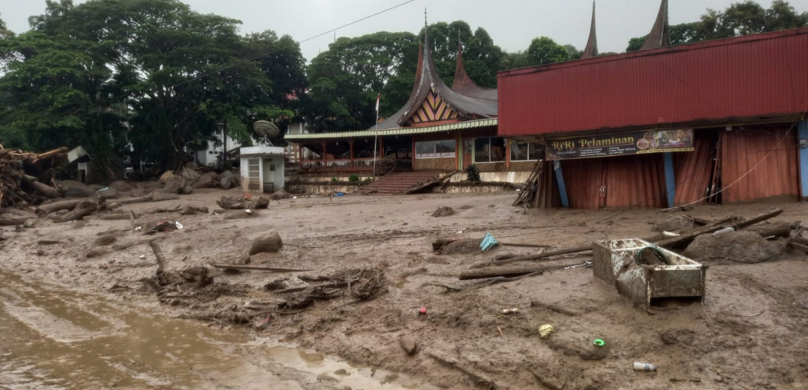 WEBSITE (1) Banjir bandang rusak perkantoran bupati dan rumah warga di Solok