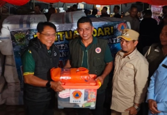 WEBSITE (13) Padang Pariaman Peduli, Bupati JKA Serahkan Bantuan untuk Korban Galodo Arosuka