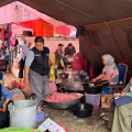 Dapur umum Kemensos layani warga terdampak banjir bandang Arosuka