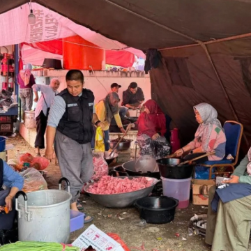 WEBSITE (20) Dapur umum Kemensos layani warga terdampak banjir bandang Arosuka