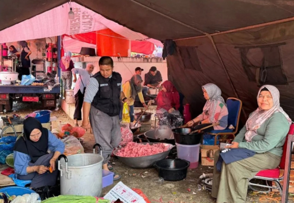 WEBSITE (20) Dapur umum Kemensos layani warga terdampak banjir bandang Arosuka