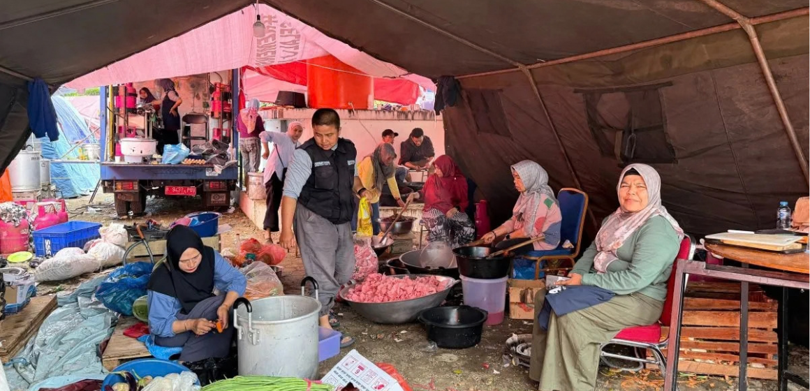 WEBSITE (20) Dapur umum Kemensos layani warga terdampak banjir bandang Arosuka