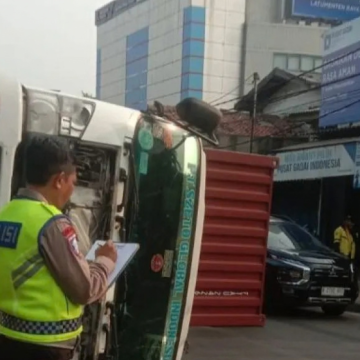 Truk kontainer terguling usai hantam separator busway di Tambora