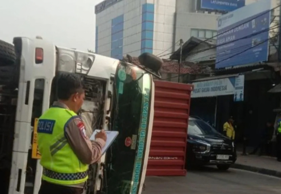 WEBSITE (30) Truk kontainer terguling usai hantam separator busway di Tambora