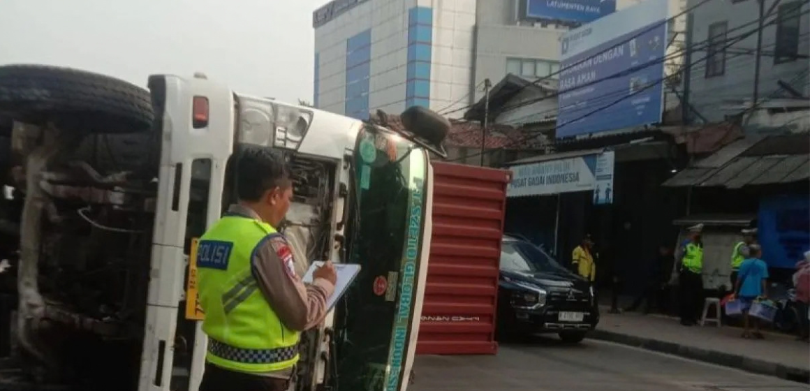 WEBSITE (30) Truk kontainer terguling usai hantam separator busway di Tambora