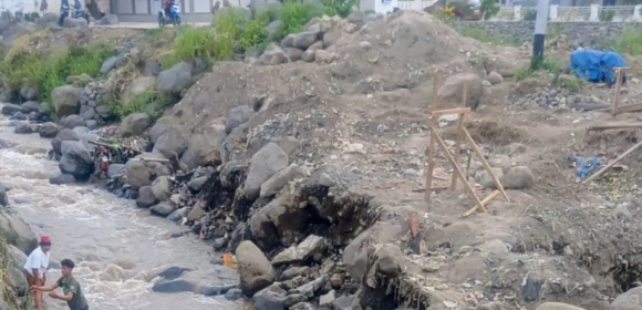 Air Bah Gunung Marapi terjang lokasi sisa bencana Bukik Batabuah Agam