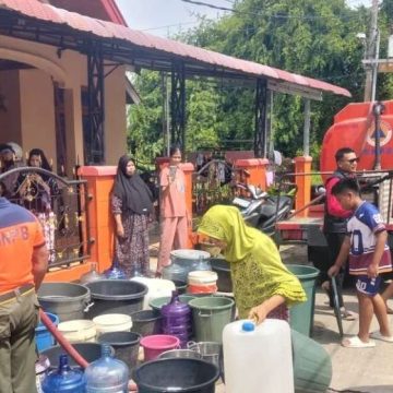 BPBD Padang salurkan air bersih ke lokasi terdampak banjir