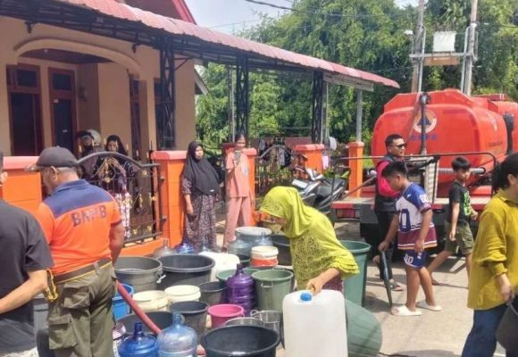 BPBD Padang salurkan air bersih ke lokasi terdampak banjir