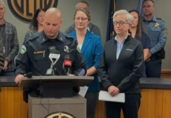 WEBSITE (33) Tiga Anak dan Satu Guru Tewas dalam Penembakan di Sekolah Oregon