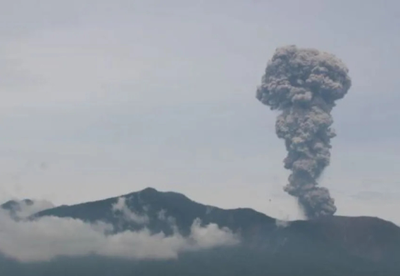 WEBSITE (37) Gunung Marapi Sumbar kembali erupsi Kamis pagi