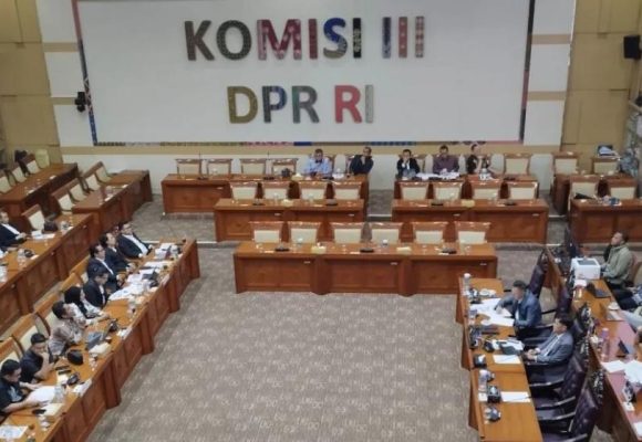WEBSITE (68) Komisi III DPR undang tiga advokat lanjut rapat RUU Perampasan Aset